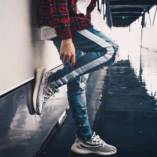 Elastic ripped jeans with small feet