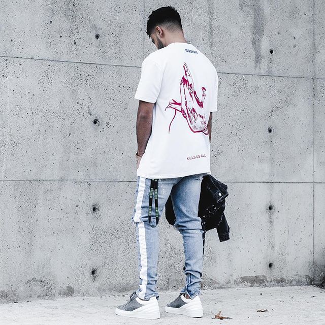 Elastic ripped jeans with small feet