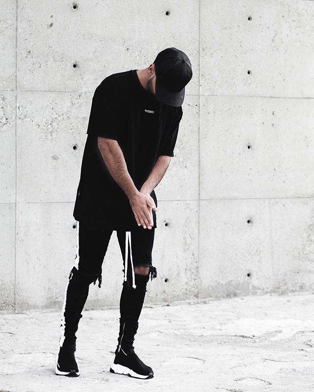 Elastic ripped jeans with small feet