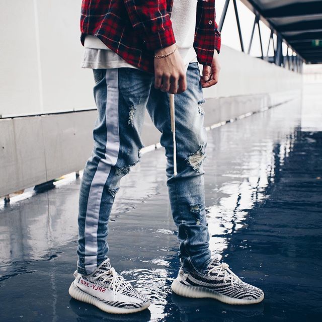 Elastic ripped jeans with small feet