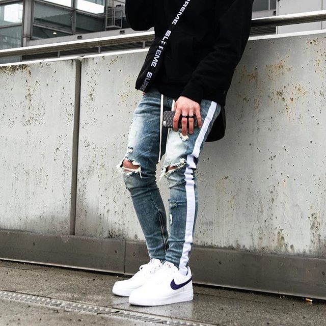 Elastic ripped jeans with small feet