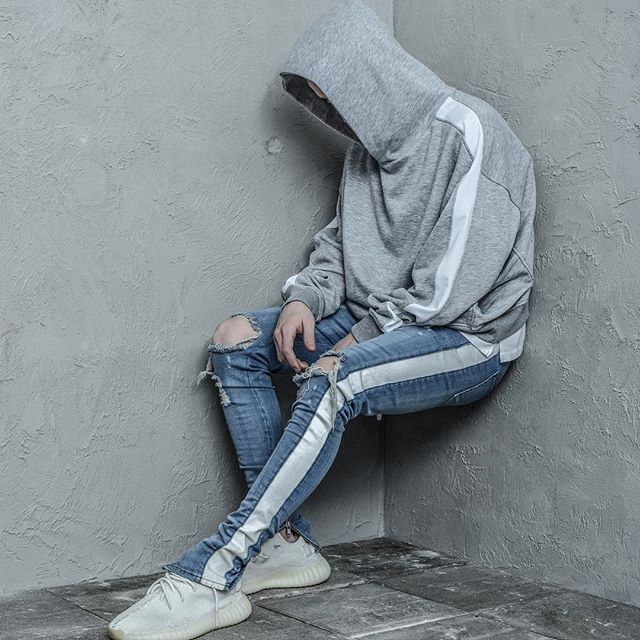 Elastic ripped jeans with small feet