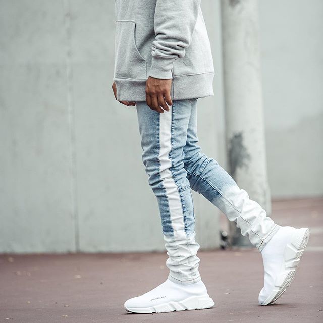 Elastic ripped jeans with small feet