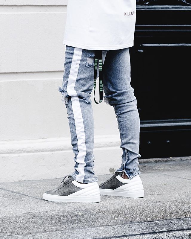 Elastic ripped jeans with small feet